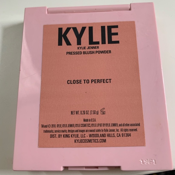 Kylie Jenner blush- close to perfect - Picture 4 of 4